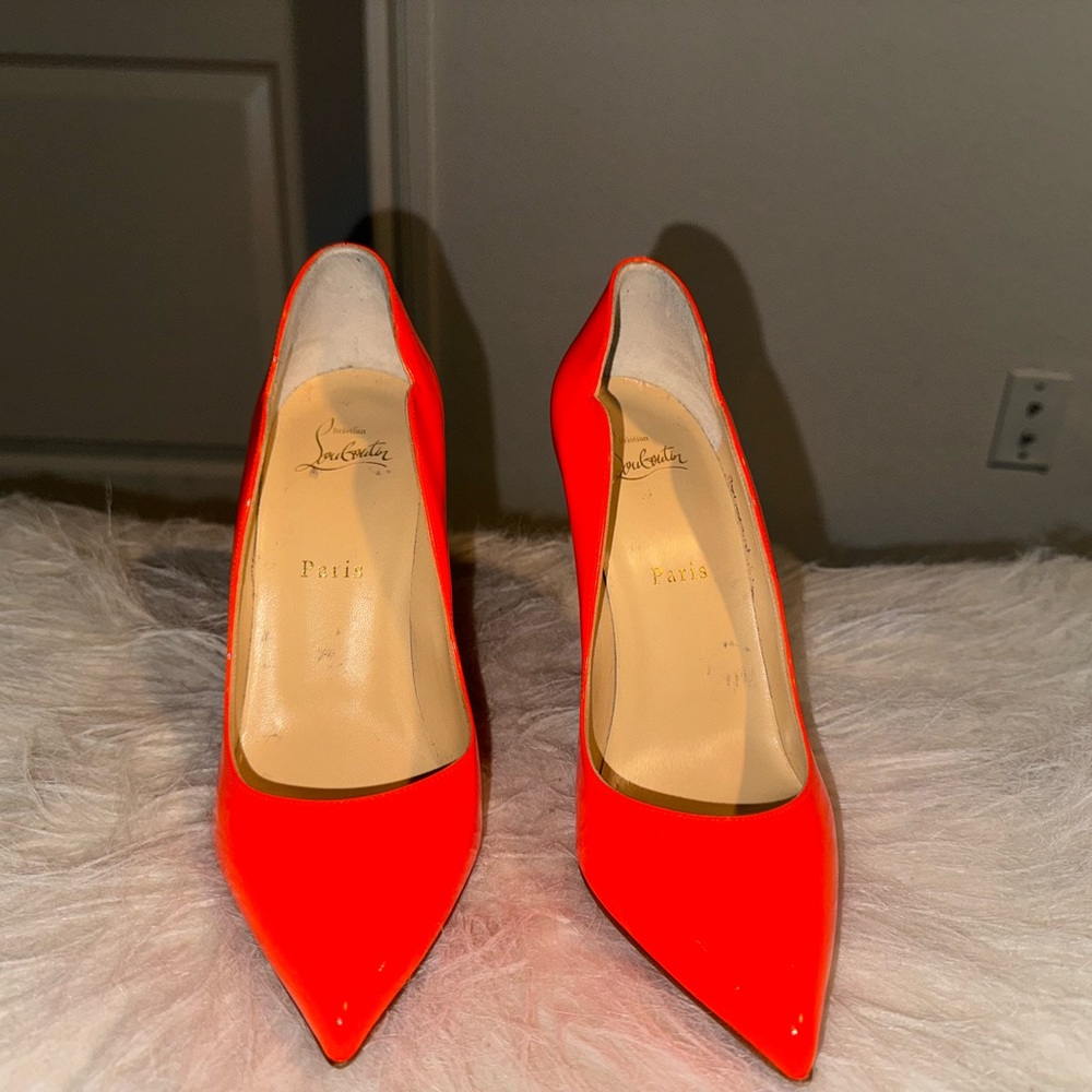 Christian Louboutin Neon orange patent leather Hot chick pump. LIKE NEW - Picture 4 of 4